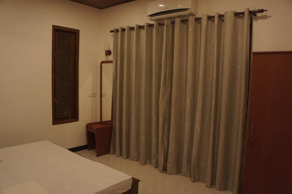 Sam'S Guest House Unawatuna Room photo